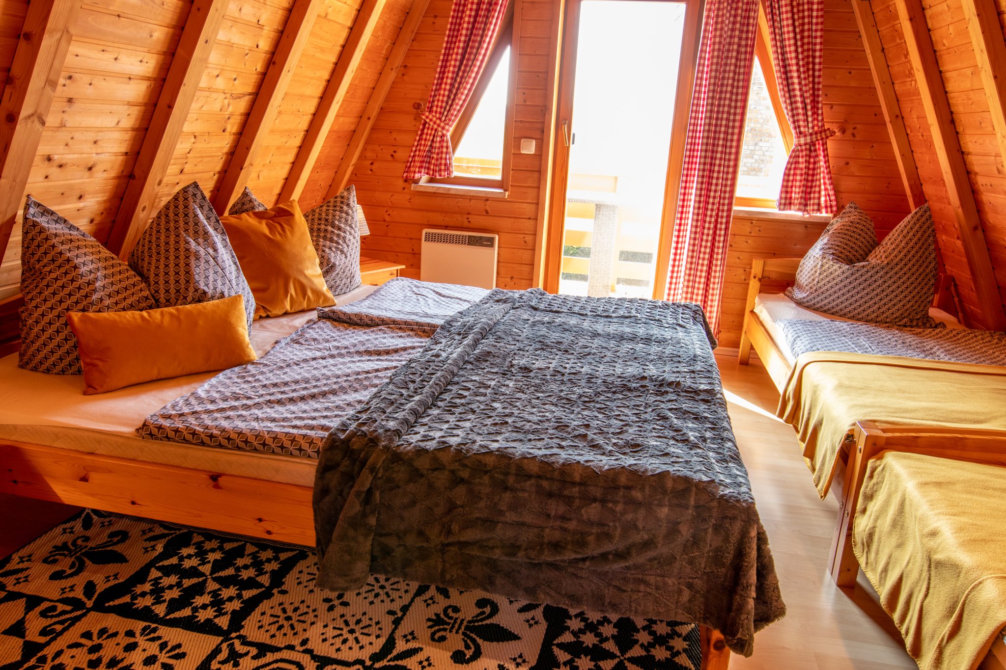 Finnhütte Backbord - Schlafzimmer mit Doppelbett und Einzelbetten