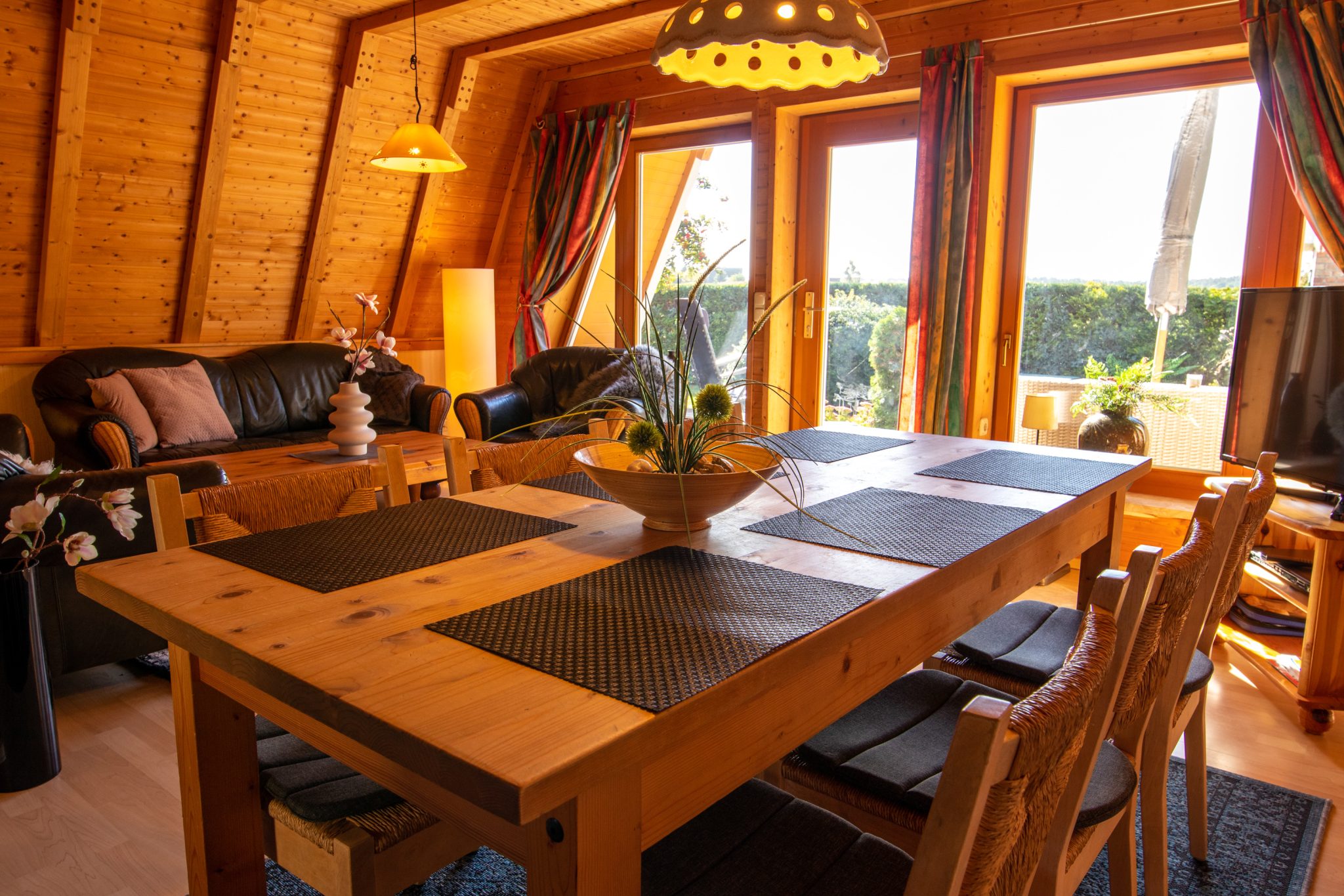 Finnhütte Backbord - Wohnzimmer mit Esstisch und TV