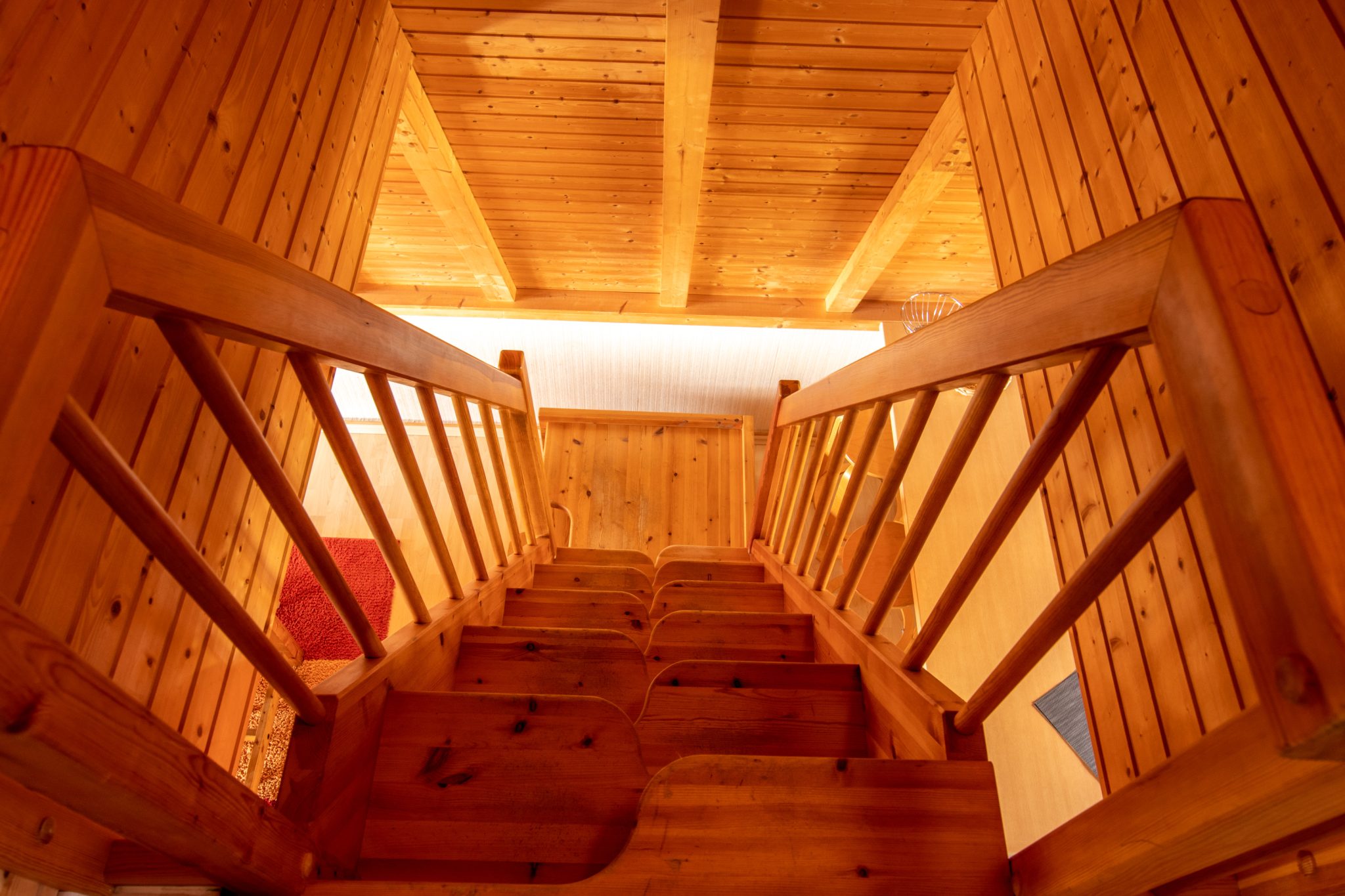 Finnhütte Backbord - Treppe zum Obergeschoss