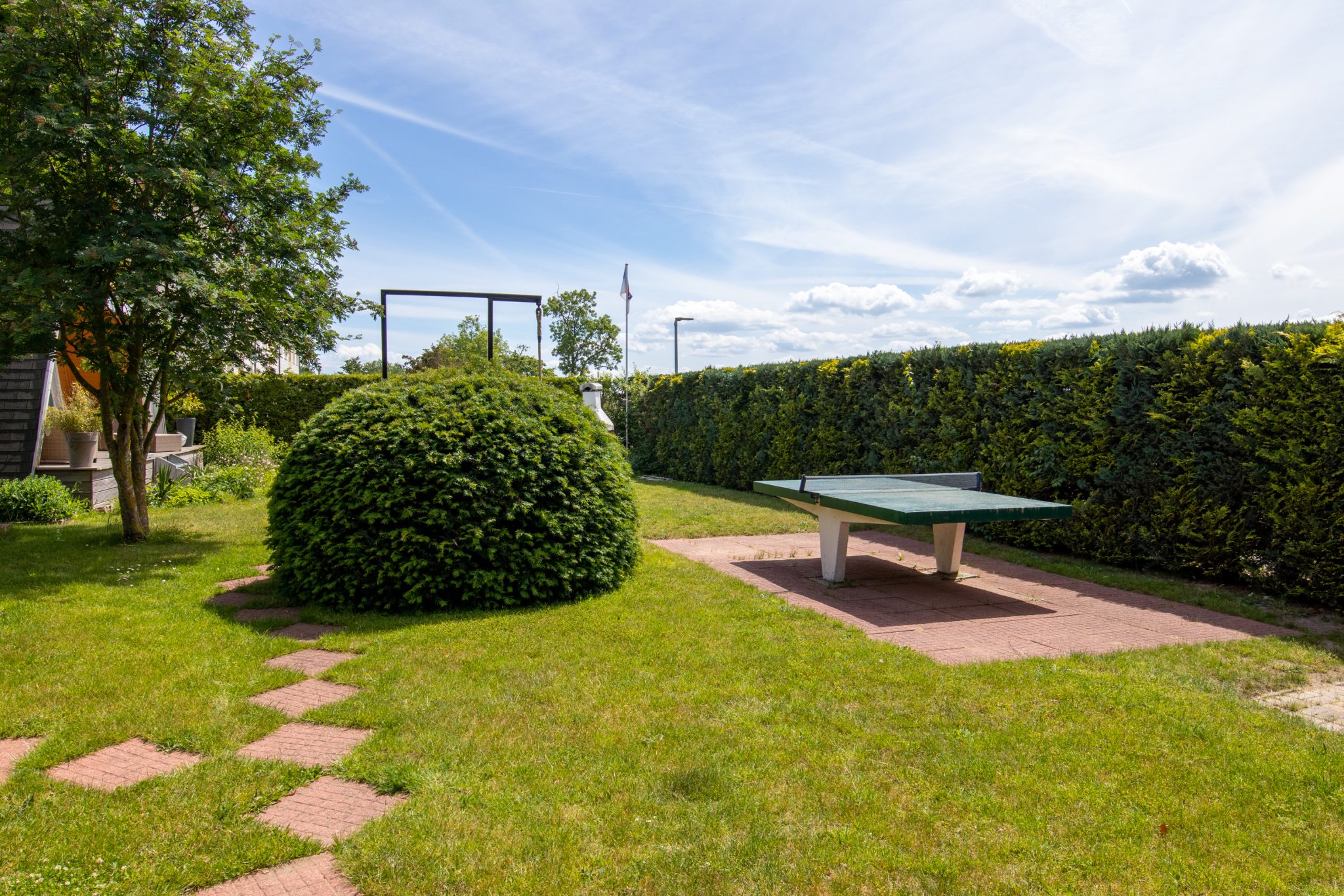 Garten mit Tischtennisplatte